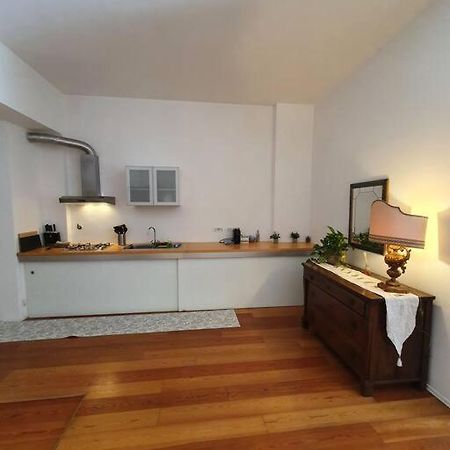 Daisy Apartment - City Center Специя Экстерьер фото