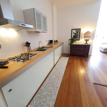 Daisy Apartment - City Center Специя Экстерьер фото