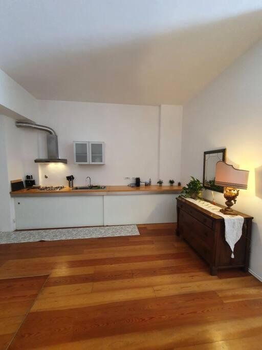 Daisy Apartment - City Center Специя Экстерьер фото
