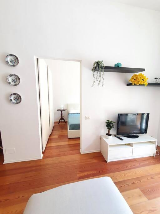 Daisy Apartment - City Center Специя Экстерьер фото