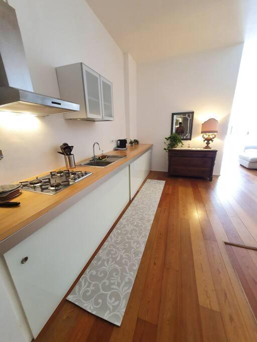 Daisy Apartment - City Center Специя Экстерьер фото
